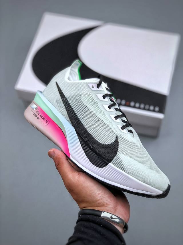 Nike Zoomx Vaporfly Next% 4耐克 轻量化 网面透气运动鞋这款新一代最强跑鞋在鞋面和鞋底都进行了全方位升级鞋面使用了全新 Vaporwe