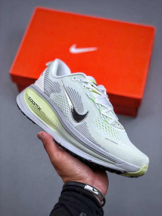 J版 Nike Vomero 18 耐克 舒适减震防滑 低帮跑步鞋全掌Reactx泡绵中底 前掌和后跟还配备了Air Zoom气垫单元 据说跑起来更快更舒适哦