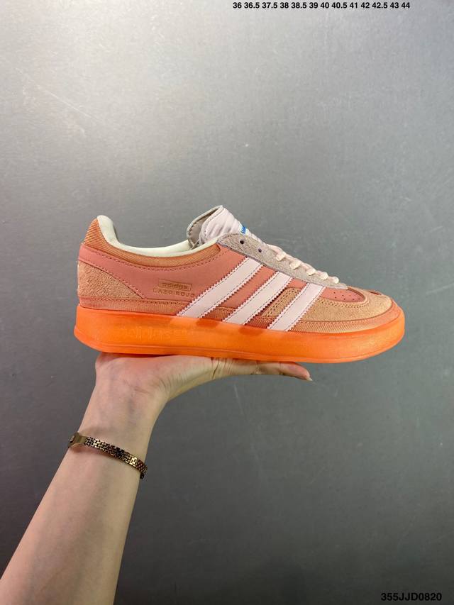 Adidas Originals Gazelle Indoor 三叶草休闲防滑耐磨低帮板鞋 鞋头出色设计 塑就出众贴合感 稳固的后跟贴合足部曲线设计 软弹舒适