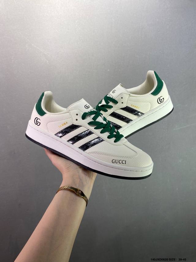 Adidas Originals Gazelle Indoor 三叶草休闲防滑耐磨低帮板鞋 鞋头出色设计 塑就出众贴合感 稳固的后跟贴合足部曲线设计 软弹舒适
