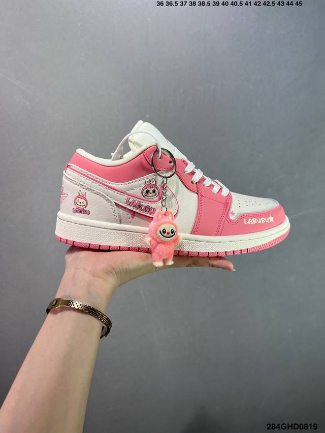 公司级Labubu X Air Jordan 1 Low 玫粉拉布布 此款主张打破传统的工业化流水线设计限制，以Made By Ideas的超级创意为理念，集结