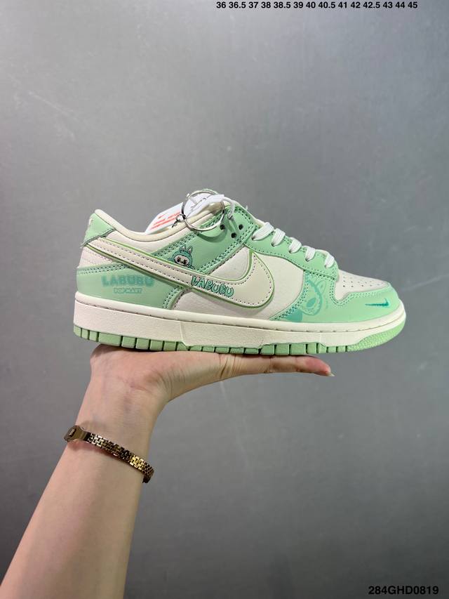 公司级Nike Dunk Sb Low 全新配色 拉布布联名 定制Dunk Sb顾名思义，具有经典的Dunk血缘，又注入了更多的时尚元素。相较于普通的Dunk滑