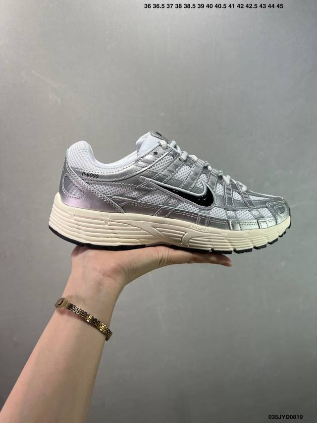 公司级耐克Nike P-6000 女子跑鞋内外侧都用了红色的钩子，采用透气材料，搭配匠心覆面，再现千禧年代的跑鞋风格，塑就大气外观。鞋款秉承 Nike Pega