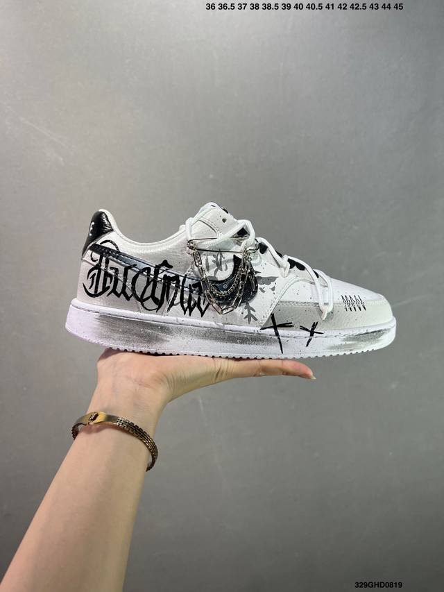 公司级Nike Court Vision 1 Low“幻影十字架” 手绘涂鸦定制板鞋 幻影十字架常作为一种印花图案出现，具有独特的视觉效果。将幻影十字架与梵文、