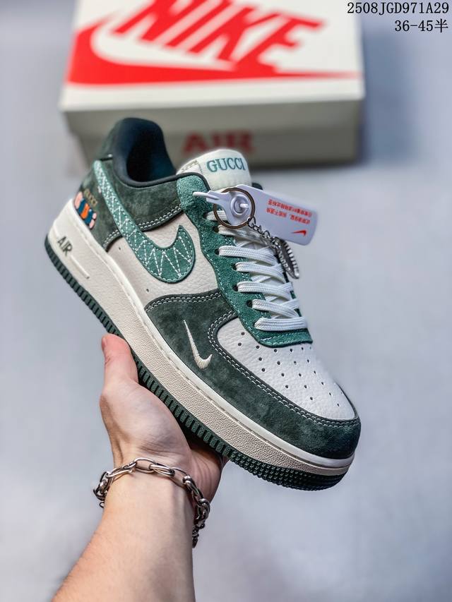 公司级Nike Air Force 1 ‘07 Low 此款主张打破传统的工业化流水线设计限制，以Made By Ideas的超级创意为理念，集结众多潮流设计师