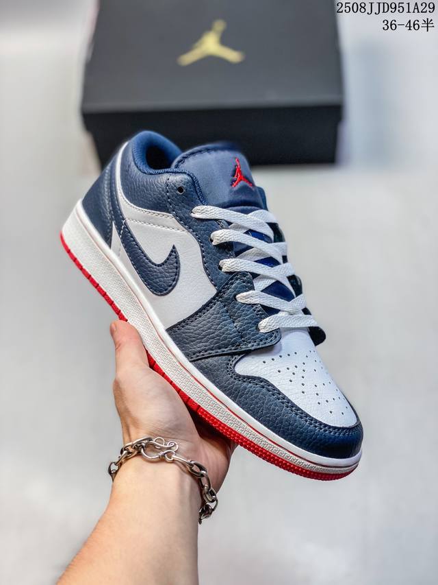 Air Jordan 1 Low 低帮 紫白色 Aj1 乔丹1代 Aj1 乔1 低邦 紫白色 乔丹篮球鞋系列 鞋身整体采用白色皮革材质打造，搭配深紫色框架覆盖层