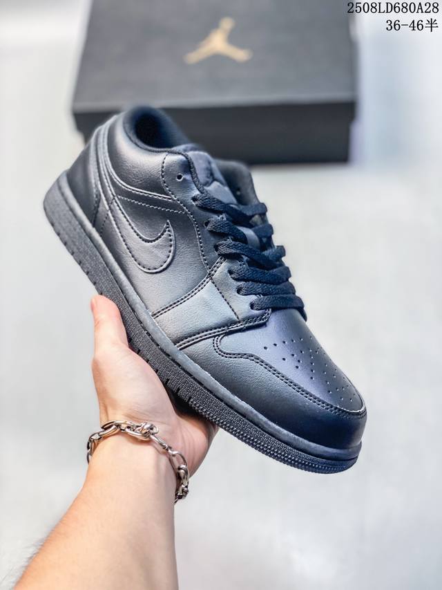 耐克 乔丹Air Jordan 1 Low Aj1 乔1 乔丹1代Aj1 低帮复古文化休闲运动篮球鞋。该鞋款从 1985 年元年款汲取设计灵感，焕新演绎简约经典