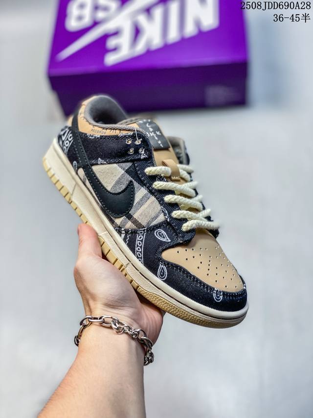 真标 耐克 Nike Sb Dunk Low Pro 男女款运动鞋复古板鞋。采用柔软织物鞋面，经久耐穿，塑就如元年款 Dunk 般的复古质感。鞋头透气孔，搭配鞋