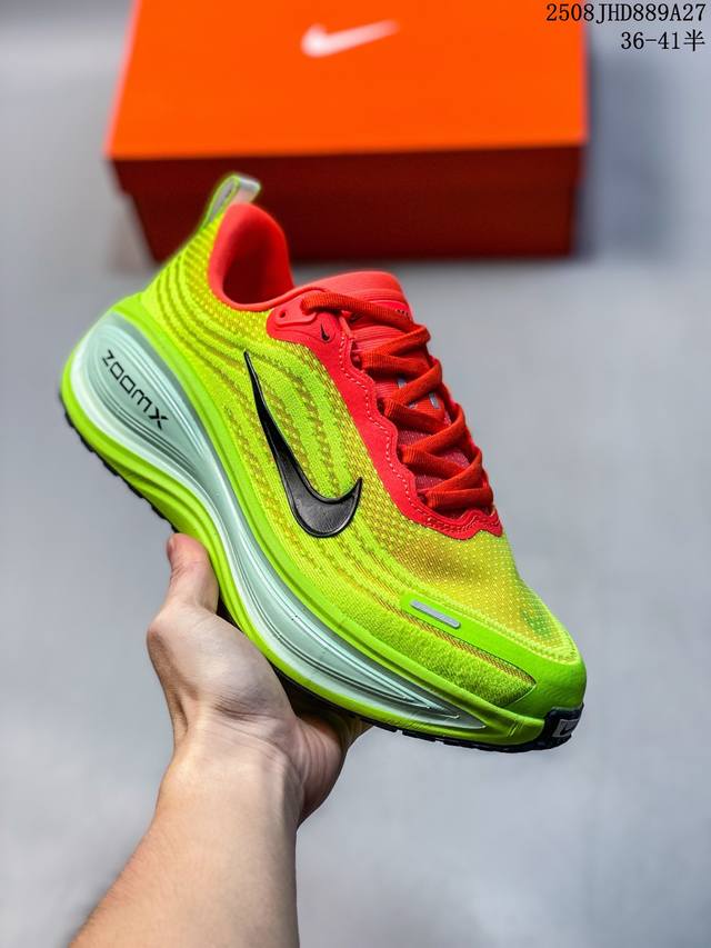 Nike 耐克 佛莫罗18代系列 升级原楦原数据开发纸版，采用科技织法轻盈织物合成鞋面材质，足底搭载 Zoomx 缓震配置，Cushlon 3.0混合泡棉中底缓