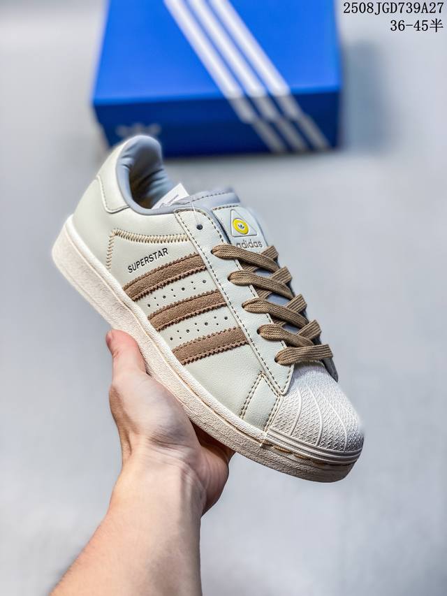 Ad Originals Superstar 经典复古贝壳头板鞋 诞生于1969年 是第一双将全皮面鞋 身与橡胶鞋头结合在一起的低帮篮球鞋 Superstar最