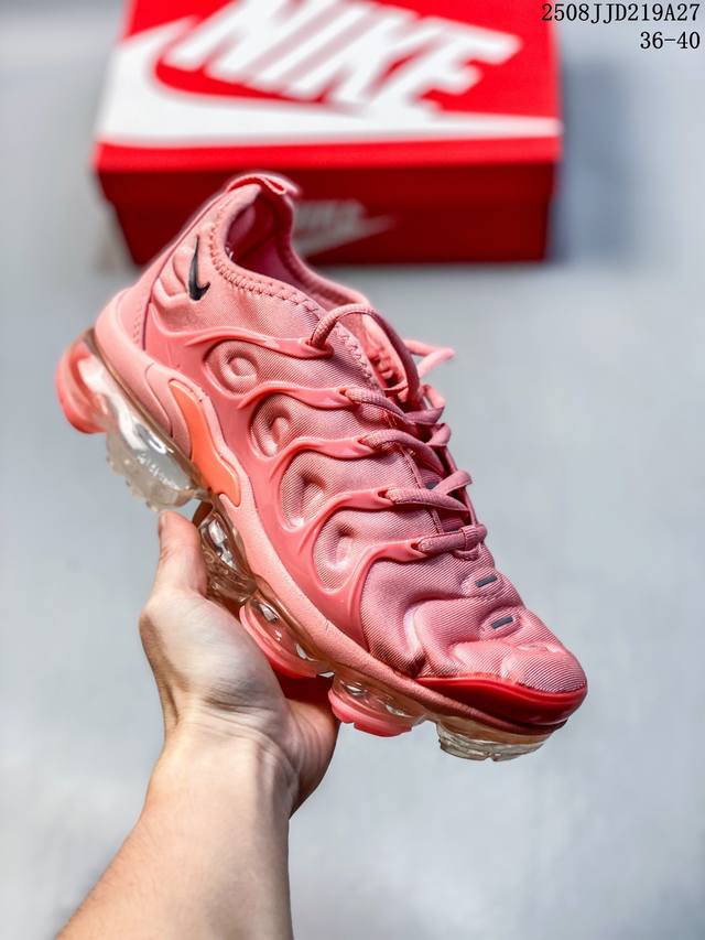 高品质 Nike 耐克 女子休闲鞋气垫缓震跑步鞋 Air Max Plus 运动鞋 造型超讨喜！鞋面以帆布和织物材质包裹，保证了轻薄透气，更适合夏季穿着。鞋侧