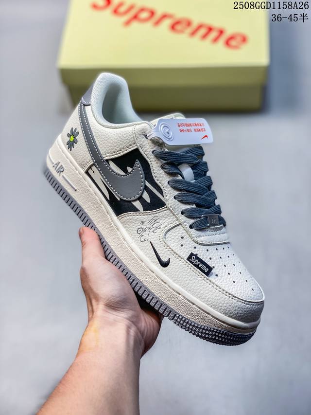 海外爆款限量发售！公司级Nike Air Force 1 '07 Low “Supreme联名 涂鸦米灰勾”空军一号 低帮 运动鞋 休闲鞋 折边针车 工艺难度大