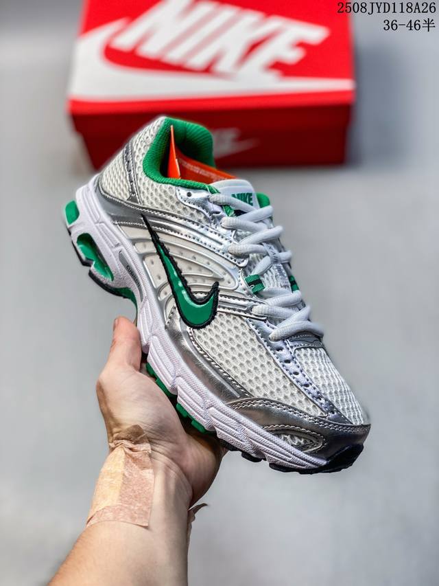 Nike V5 Rnr 舒适百搭防滑耐磨 低帮休闲运动跑步鞋 舒适有型适合日常穿着 该鞋款延续千禧年经典设计搭载泡绵中底厚实而轻盈 匠心细节巧搭立体耐克勾标志焕