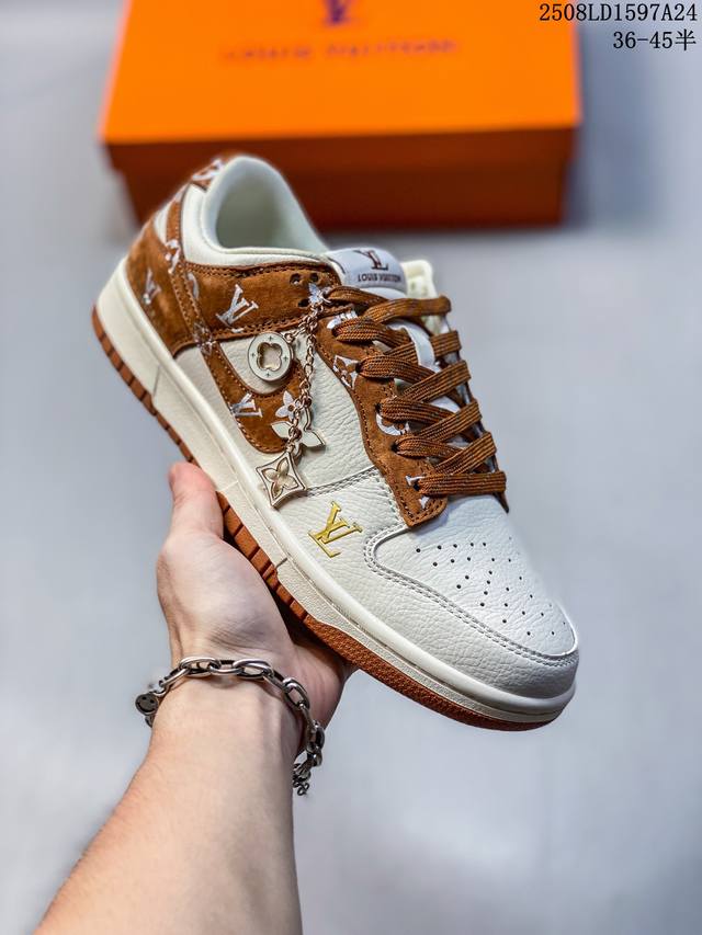 真标 耐克 Nike Sb Dunk Low Pro 男女款运动鞋复古板鞋。采用柔软织物鞋面，经久耐穿，塑就如元年款 Dunk 般的复古质感。鞋头透气孔，搭配鞋