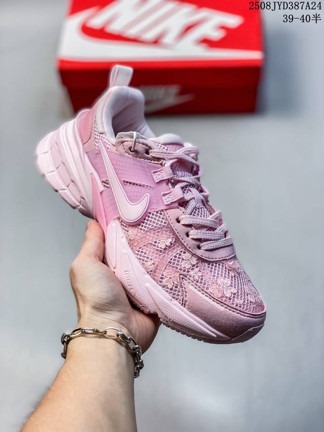 Nike V2K Runtekk 减震防滑低帮 复古老爹鞋跑步鞋 鞋款被命名为 Runtekk 设计上借鉴了 0 年的跑鞋风格 配色上以金属银为主调 简练又有复
