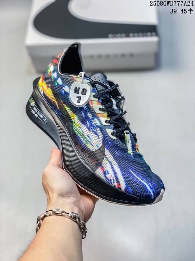 真标带半码 Nike Zoomx Vaporfly Next% 4 耐克 阿尔法4代 白黑色 男女同款 舒适百搭防滑耐磨低邦跑步鞋 鞋面采用了轻薄编织透气网面材