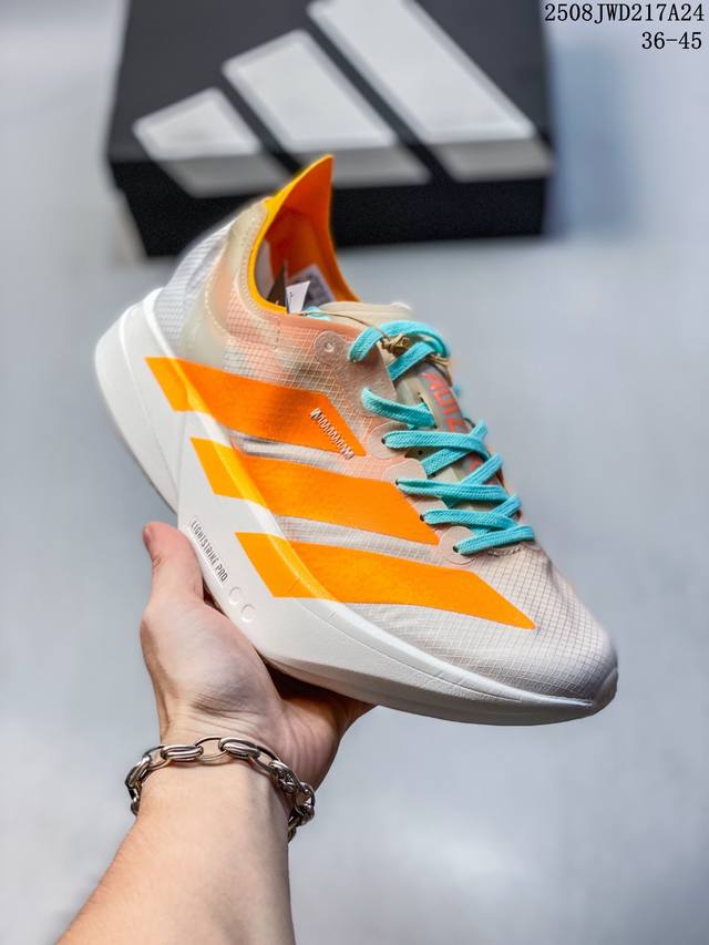 Adidas Adizero Evo Sl舒适运动防滑耐磨低帮跑步鞋，轻质网眼合成鞋面搭配织物内里坚韧透气包裹舒适，中底搭载全掌双层 Lightstrike P