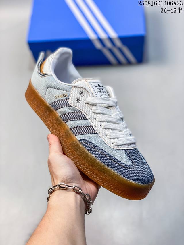 Adidas 阿迪达斯 男女同款运动鞋 三叶草Samba Velentine 休闲鞋 德训鞋 复古板鞋经典运动鞋。一款阿迪达斯的Samba面包鞋，该鞋具有厚实的