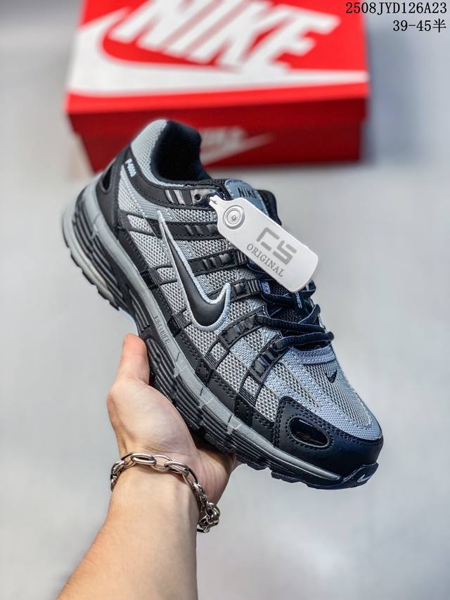 公司级耐克Nike P-6000 跑鞋内外侧都用了红色的钩子，采用透气材料，搭配匠心覆面，再现千禧年代的跑鞋风格，塑就大气外观。鞋款秉承 Nike Pegasu