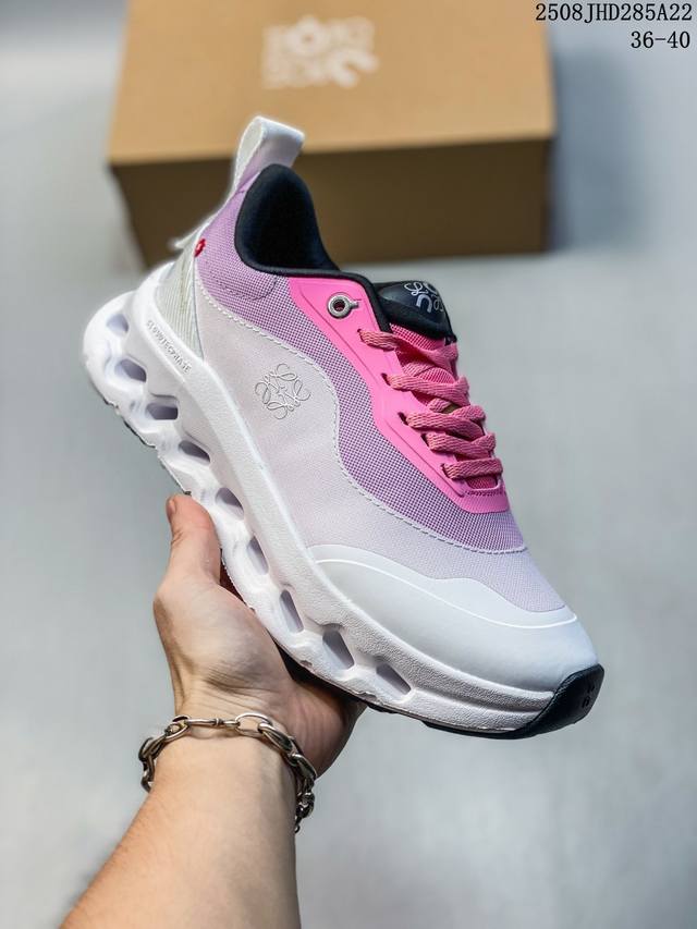 真标Loewe X On昂跑Cloudtilt 罗意威 联名轻量运动休闲鞋 脚感很舒服 鞋底柔软且包裹性好 上脚显腿长 不管休闲还是运动都很百搭 是最好看最显质