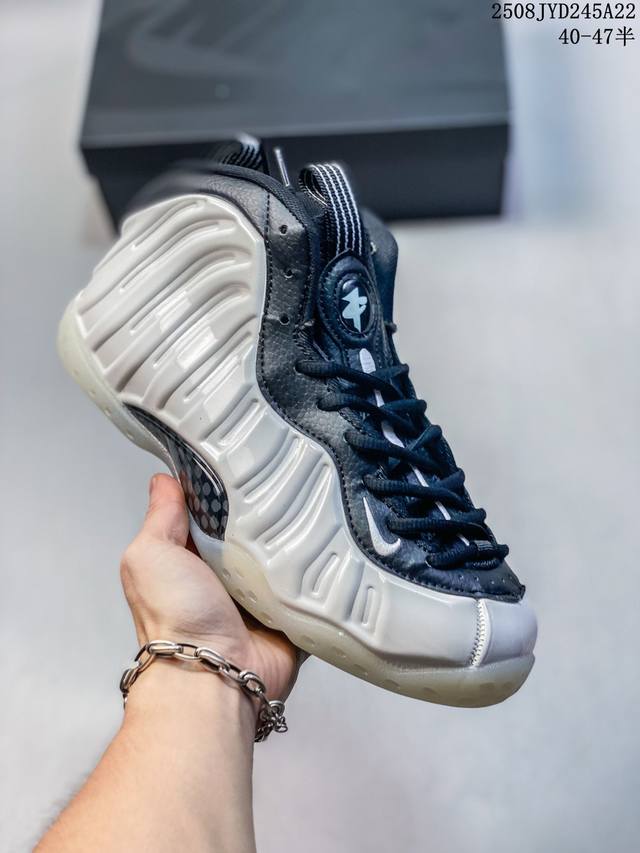公司级 喷泡 Air Foamsite O 实战运动篮球鞋,它依然代表了当时球鞋生产工艺的顶点,国内的鞋迷因为O的谐音,也将其称作泡”。鞋身由结实而有韧性的Fo