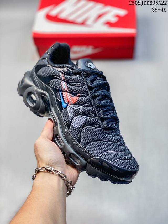 耐克 Nike Air Max Plus是Nike旗下另类鞋款的代表，Tn 它诞生于1996年，是第一款使用Tunedair气垫的跑鞋，其特点就在于实现各气室间