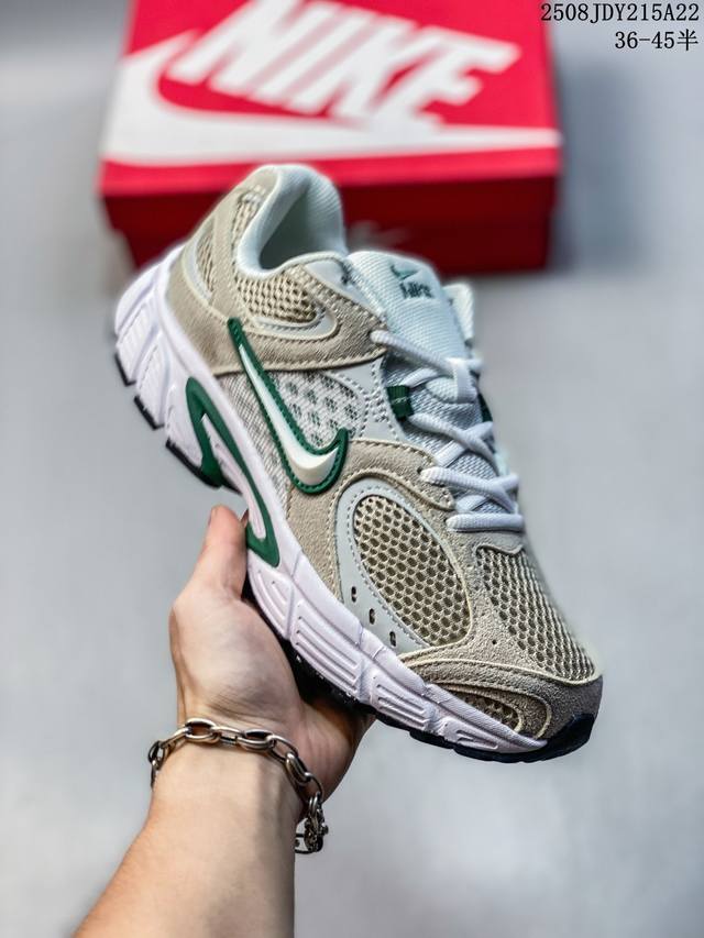 Nike V5 Rnr 舒适百搭防滑耐磨 低帮休闲运动跑步鞋 舒适有型适合日常穿着 该鞋款延续千禧年经典设计搭载泡绵中底厚实而轻盈 匠心细节巧搭立体耐克勾标志焕