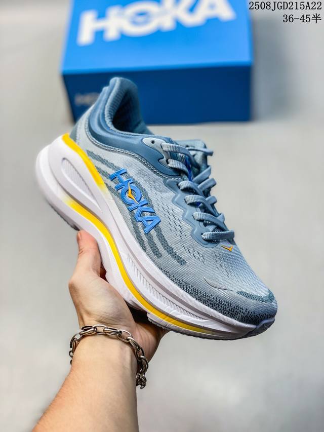 Hoka One One Bondi 9 机能缓震跑鞋 鞋面部分采用工程网眼面料，可以确保必要的透气性能。使用了全新的莱卡橡筋，这大大提升了鞋面的硬度，由此增加