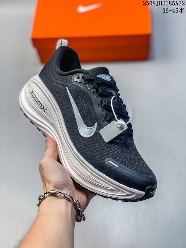 Nike Vomero Plus 耐克 舒适减震防滑 低帮跑步鞋 全掌Reactx泡绵中底 前掌和后跟还配备了Air Zoom气垫单元 据说跑起来更快更舒适哦