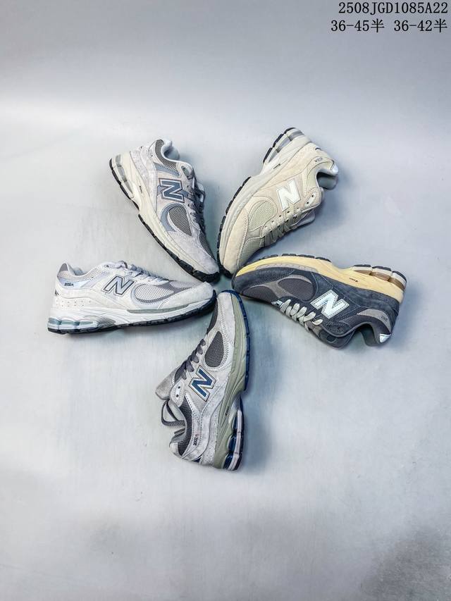 New Balance 2002R 复古单品 热门复古鞋型New Balance 2002R，近日又曝出一款全新配色并释出官图。整双鞋采用棕色和米色主打，非常适