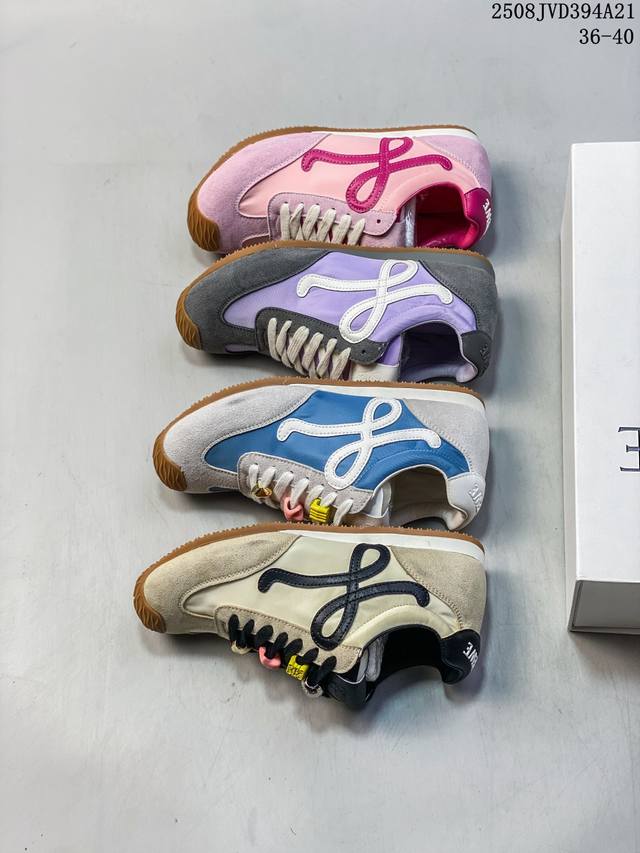Loewe 罗意威 Ballet Runner 皮革 简约圆头 系带 低帮板鞋 运动休闲鞋这双鞋是Loewe新发布的Ballet Runner ，被誉为“斩女球