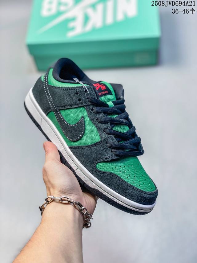 真标 耐克 Nike Sb Dunk Low Pro 男女款运动鞋复古板鞋。采用柔软织物鞋面，经久耐穿，塑就如元年款 Dunk 般的复古质感。鞋头透气孔，搭配鞋