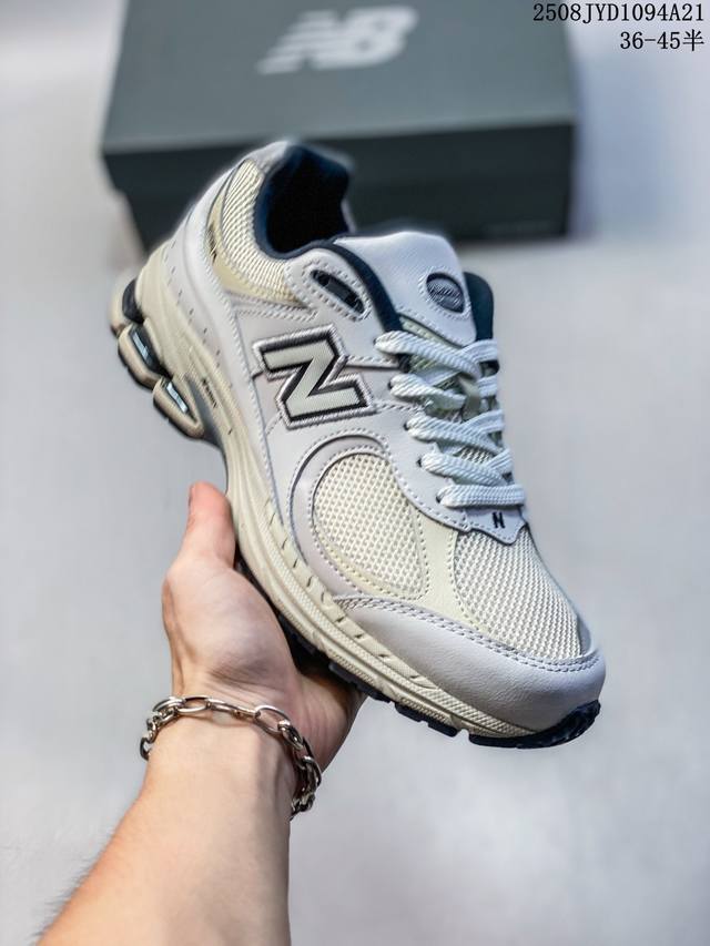 公司级New Balance 2R 复古单品 热门复古鞋型New Balance 2R，近日又曝出一款全新配色并释出官图。整双鞋采用棕色和米色主打，非常适合秋季