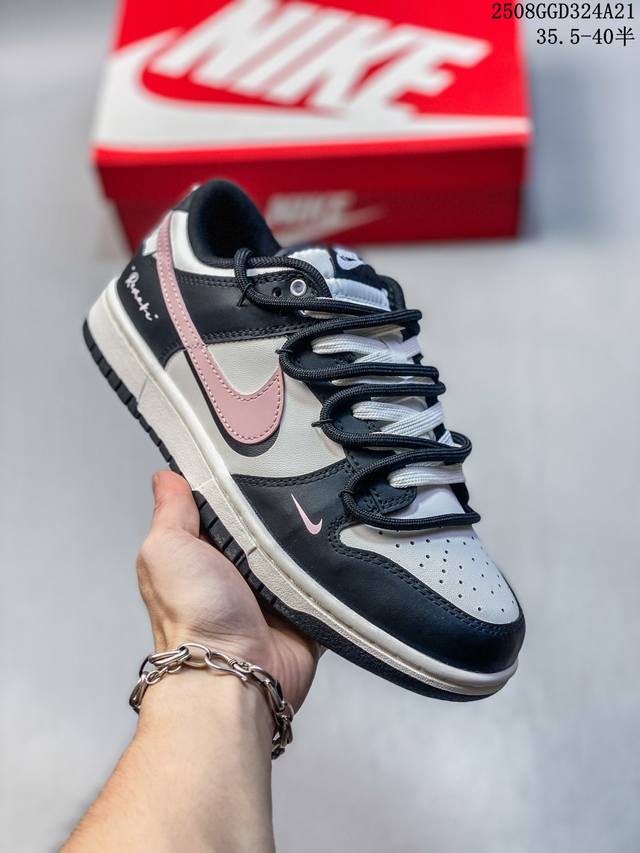 公司级！Futura X Nike Dunk Low Sb联名 解构绑带滑板鞋 这双鞋带系统延续了今年的代表性风格，搭配亮粉色鞋带，保持了 Dunk Sb Lo