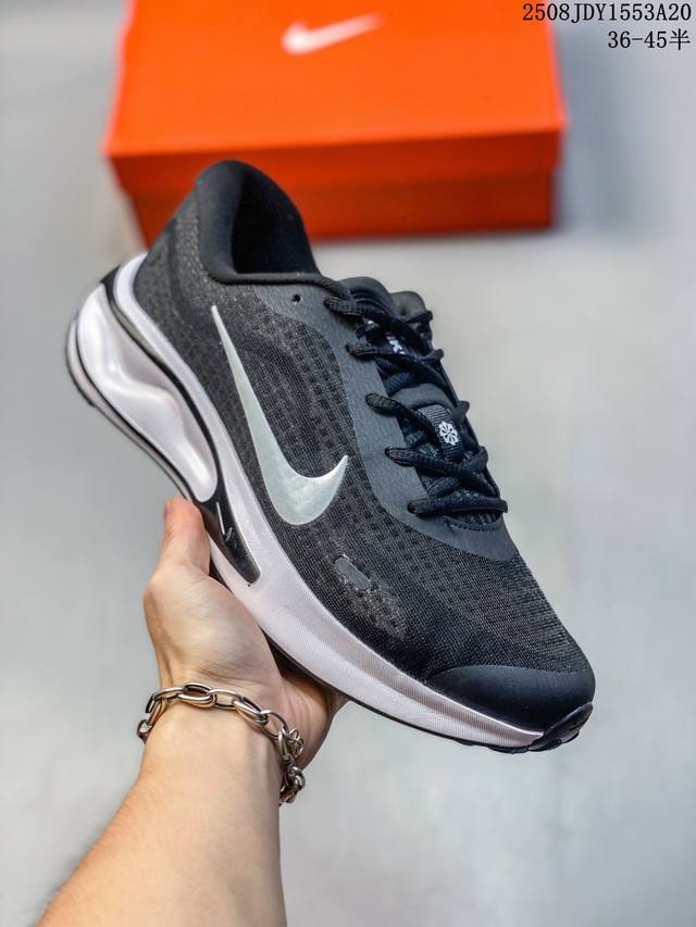 耐克 Nike Journey Run 男女子透气公路跑步鞋 搭载柔软厚实的 Comfiride 泡绵缓震配置，助你征服充满挑战的路面，大步流星，微笑前行。该鞋