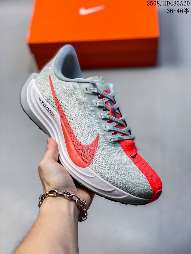 Nike 耐克 男女鞋真标半码制，升级原楦原纸版数据开发，采用弹性 Flyknit 飞织鞋面材质，内里嵌入定型海绵，全掌型 Zoomx 泡绵中底，外置防滑耐磨橡