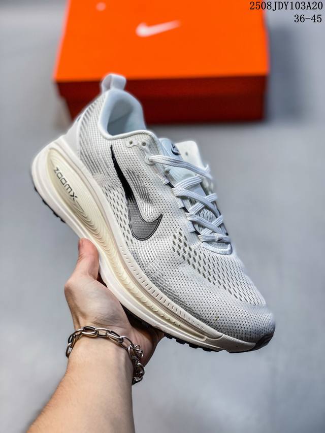 Nike 耐克 男女鞋，升级原楦原数据开发纸版，采用科技织法轻盈织物合成鞋面材质，足底搭载 Zoomx 缓震配置，Cushlon 3.0混合泡棉中底缓震组合外置