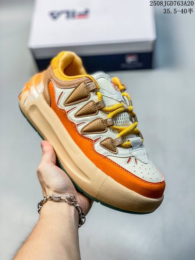 Fila Fusion斐乐潮牌Exocet 山脉鞋 透气舒适 运动户外包裹性低帮生活休闲鞋女款，这款鞋子是一款复古风格的运动鞋，设计有复古的外观，采用了经典的色