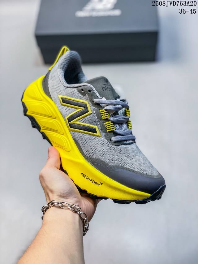 新百伦New Balance W880系列复古老爹风休闲运动慢跑鞋 880系列是New Balance的次顶级缓震跑鞋，脚感软弹舒适，缓震性和稳定性都不错，性能