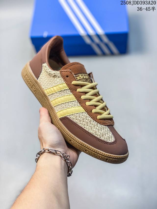 Adidas Samba Vegan Jq8411 近70年的经典Originals原装翻毛皮层制作，修长的鞋楦,略微尖尖的鞋头,翻毛皮的鞋头拼接,这些我们都看
