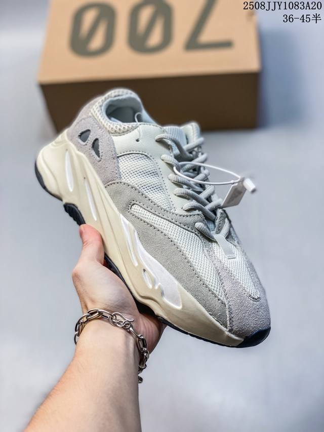 阿迪达斯 Adidas Yeezy Boost 椰子 700 限量3M休闲运动跑步鞋复古厚底增高老爹鞋。鞋面由皮革和绒面革打造，部分网眼面料的使用提供了透气性结