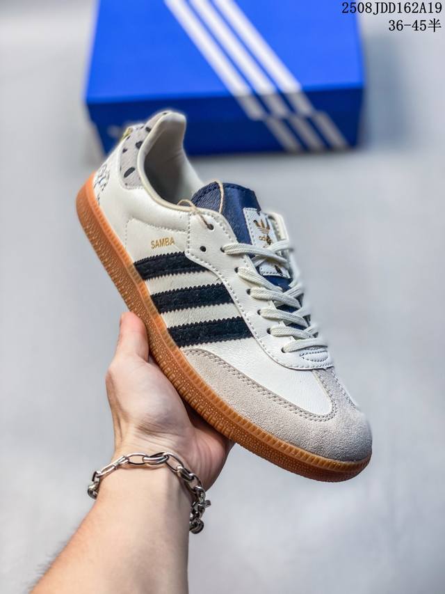 阿迪达斯 Adidas Wb Pony Tonal Samba 运动板鞋 经典三叶草与德训鞋结合 复古种草。 年，是阿迪达斯Samba之年。Samba系列的爆火