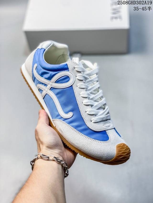 Loewe 罗意威 Ballet Runner 皮革 简约圆头 系带 低帮板鞋 运动休闲鞋这双鞋是Loewe新发布的Ballet Runner 2.0，被誉为“