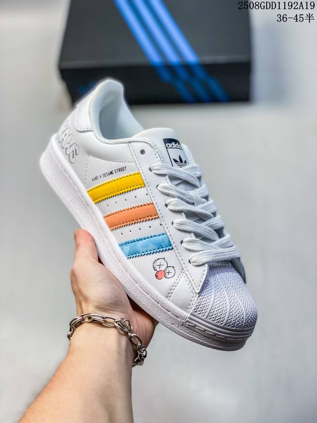 纯原 Clot X Ad Originals #贝壳头Kaws联名限定 贴合柔软皮料黄橙蓝三道杠配色 ，这双鞋的整体设计思路和风格可以说很Clot。鞋款整体选用