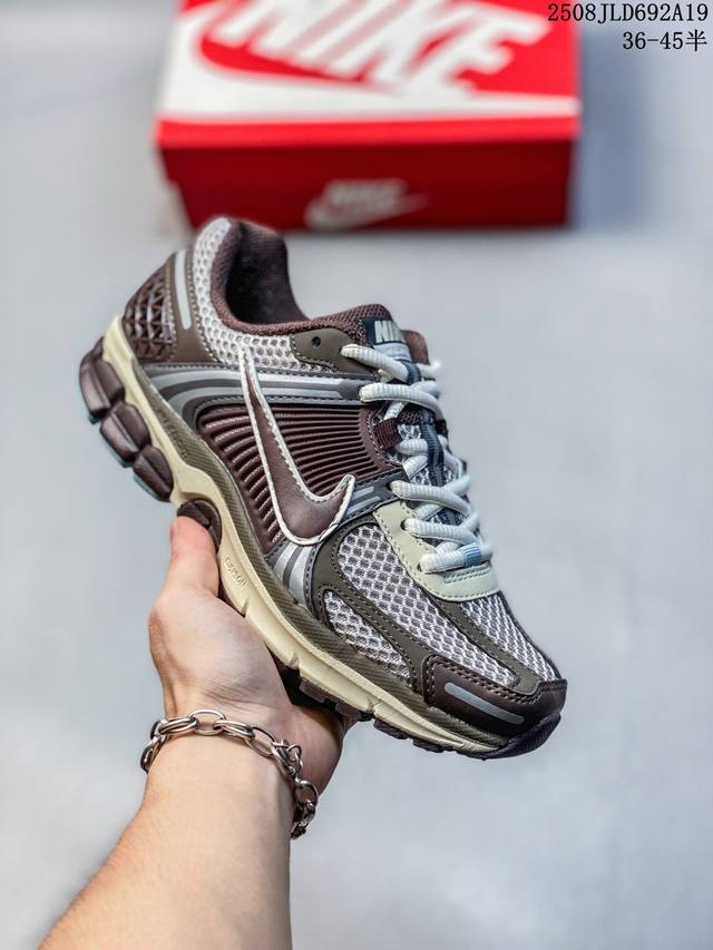 公司级 Nike 耐克夏季 Zoom Vomero 5 运动鞋休闲训练跑步鞋。Nike Zoom Vomero 5 男女子运动鞋妥帖包覆足部，提供透气支撑效果。