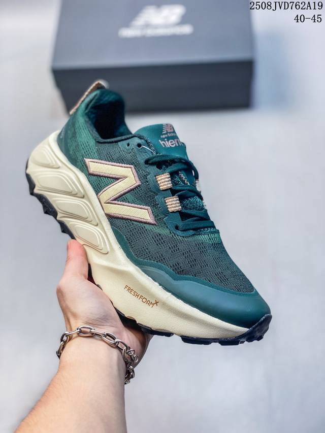 新百伦New Balance W880系列复古老爹风休闲运动慢跑鞋 880系列是New Balance的次顶级缓震跑鞋，脚感软弹舒适，缓震性和稳定性都不错，性能