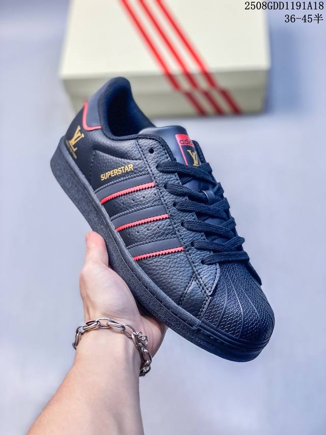 纯原 Clot X Ad Originals Supertar#贝壳头Lv联名限定 贴合柔软皮料黑红条纹配色 ，这双鞋的整体设计思路和风格可以说很Clot。鞋款