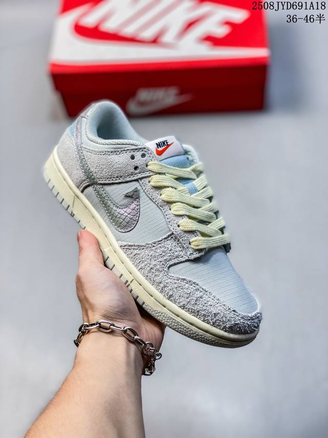限量发售！ Air Jordan 1 Low Aj1乔1低帮休闲板鞋， “黑白灰印花配色斯图西联名定制款“个性的设计风格以及品牌的经典元素 使其成为一双具有独特