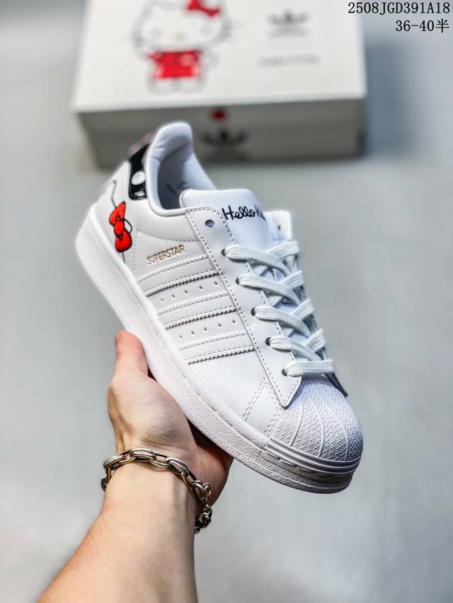 Ad Originals Superstar 经典复古贝壳头板鞋 If1585 诞生于1969年 是第一双将全皮面鞋 身与橡胶鞋头结合在一起的低帮篮球鞋 Sup