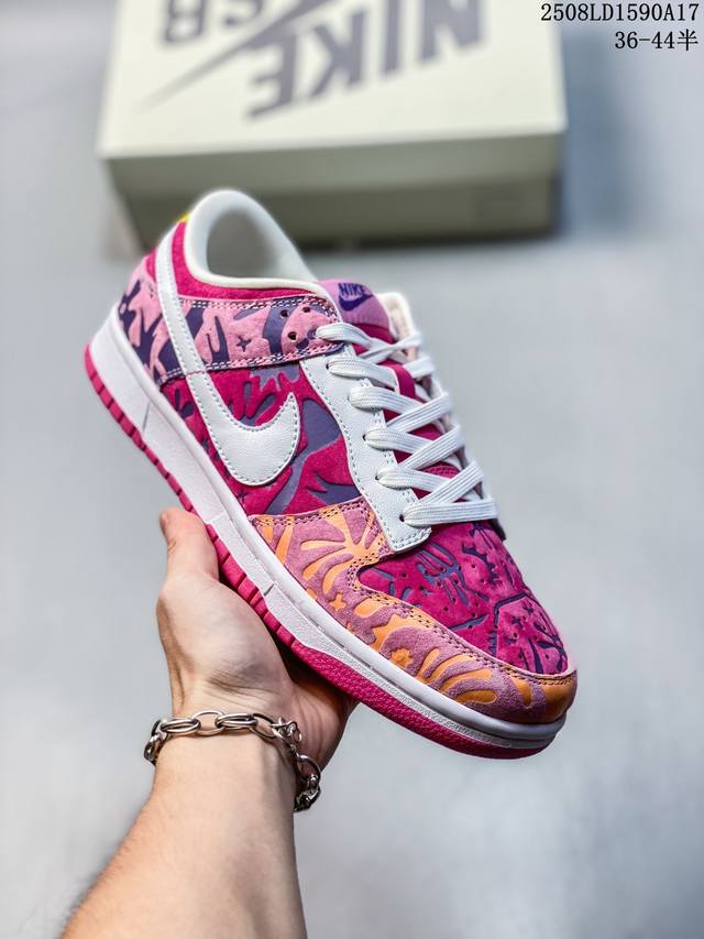 真标带半码！ 耐克Nike Sb Dunk Low 大友克洋 复古低帮休闲运动滑板板鞋。采用脚感柔软舒适Zoomair气垫，有效吸收滑板等极限运动在落地时带来的